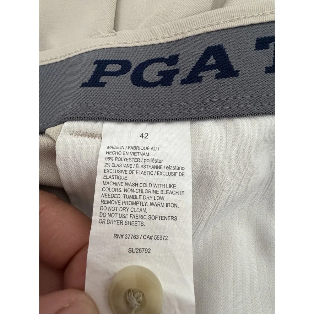 PGA TOUR Men's Golf Shorts Beige Size 42 Flat Front Stretch Pockets